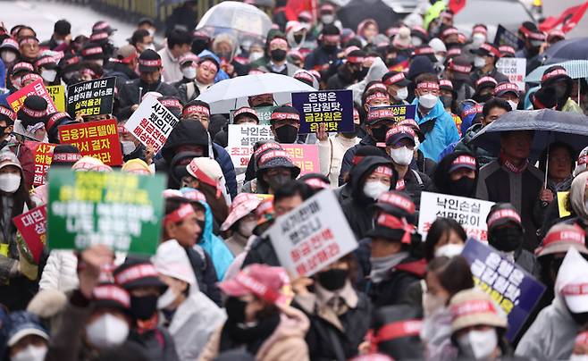 지난 3월 29일 서울 여의도 KB국민은행 본점 앞에서 홍콩지수ELS피해자모임 회원들이 '대국민 금융사기 규탄 집회'를 하고 있다. 연합뉴스