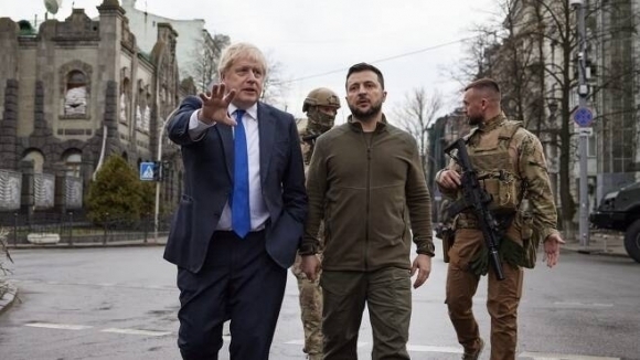 전쟁이 한창인 우크라이나를 직접 방문한 보리스 존슨 전 영국 총리(왼쪽)와 젤렌스키 우크라이나 대통령(오른쪽). 2022년 04월