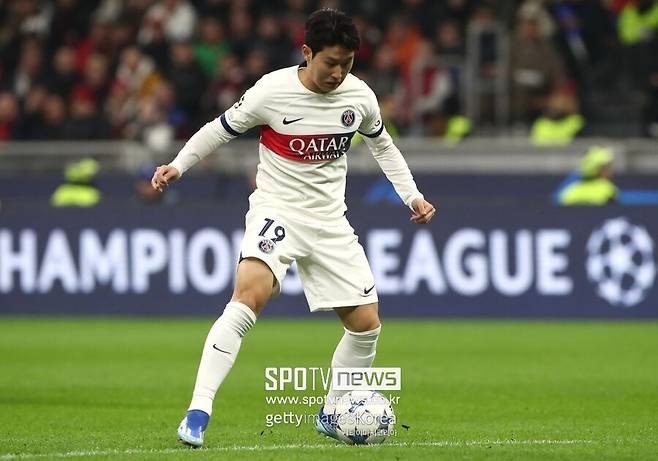 ▲ 프랑스 매체 ‘르 파리지앵’은 7일(한국시간) “파리 생제르맹(PSG)은 유럽축구연맹 챔피언스리그(UCL) 4강 2차전에서 파비앙 루이스 대신 이강인을 선발 출전시킬 것으로 보인다”라고 전망했다. 이강인은 앞선 1차전이었던 보루시아 도르트문트 원정 경기에서 출전하지 못했다. 당시 PSG는 0-1로 패했다.