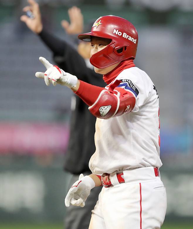 ▲ 7일 잠실 LG전에서 공수 모두 활약하며 자신의 1군 자격을 증명한 최경모 ⓒSSG랜더스