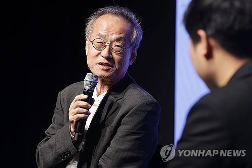 최재천 교수 '숙론' 출간 기자간담회 (서울=연합뉴스) 강민지 기자 = 최재천 이화여대 석좌교수가 7일 오후 서울 종로구 노무현시민센터에서 '숙론' 출간 기념 기자간담회를 하고 있다. 2024.5.7  mjkang@yna.co.kr