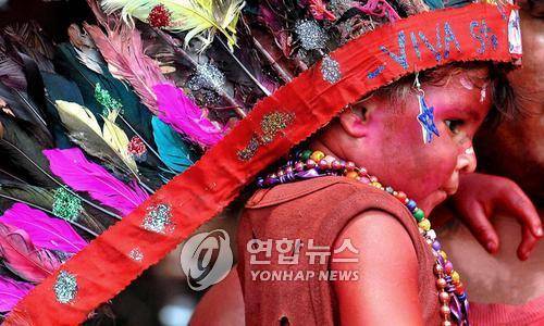 인디언 복장을 한 어린이  [EPA=연합뉴스]
