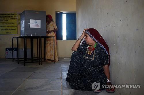 폭염 속에서 투표한 후 현기증을 느껴 쉬고 있는 인도 라자스탄주의 유권자. [로이터 연합뉴스 자료사진. 재판매 및 DB 금지]