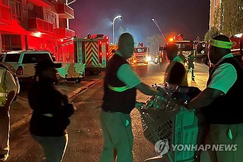 남아공 아파트 붕괴 사고 현장의 구조대원들 (조지 AFP=연합뉴스) 6일(현지시간) 남아프리카공화국 동남부 해안 도시 조지에서 공사 중이던 아파트가 붕괴하면서 건설 인부 6명이 사망하고 48명이 잔해 속에 깔리는 사고가 발생했다. 사진은 구조 활동하는 현장 대원들의 모습. 2024.5.7