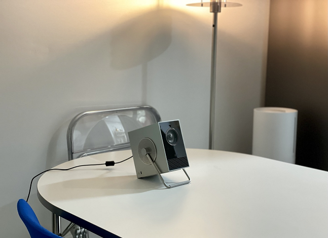 LG 시네빔 큐브 제품 상단에 달린 손잡이는 거치대 역할을 톡톡히 했다./사진=백유진 기자 byj@