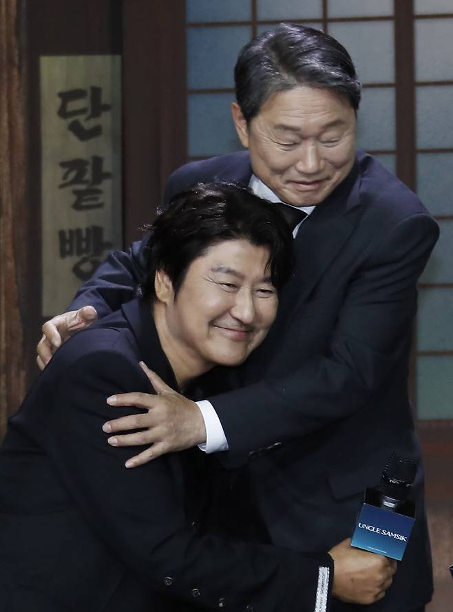 배우 주진모와 송강호(오른쪽)가 8일 서울 강남구 그랜드 인터컨티넨탈 서울 파르나스에서 열린 디즈니+ 오리지널 시리즈 ‘삼식이 삼촌‘(감독 신연식) 제작발표회에서 포옹을 하고 있다. (사진=뉴스1)