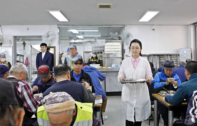 가톨릭대학교 대전성모병원이 어버이날 맞아 배식봉사를 하고 있다. (대전성모병원 제공)/뉴스1