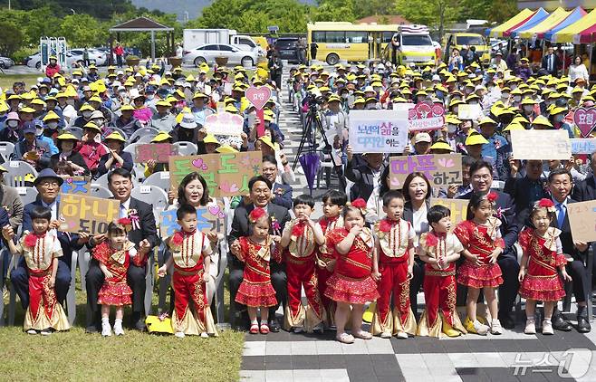 강기정 광주시장이 8일 오후 북구 효령노인복지타운에서 열린 '제52회 어버이날' 기념행사에 참석해 퍼포먼스를 하고 있다.(광주시 제공)2024.5.8/뉴스1