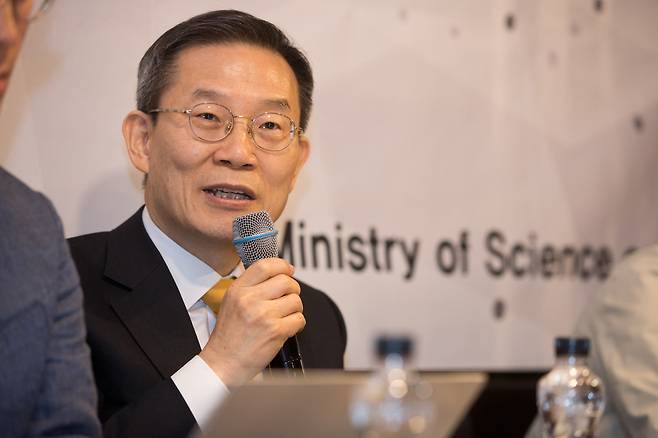 이종호 과학기술정보통신부 장관이 8일 오전 세종특별자치시 정부세종청사 인근 식당에서 열린 '과학기술정보통신부 기자간담회'에서 질의응답을 하고 있다. (과학기술정보통신부 제공) 2024.05.08 /뉴스1