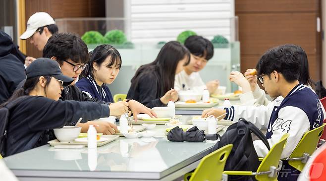 100원의 아침밥을 운영하는 경상국립대 식당(대학 제공).
