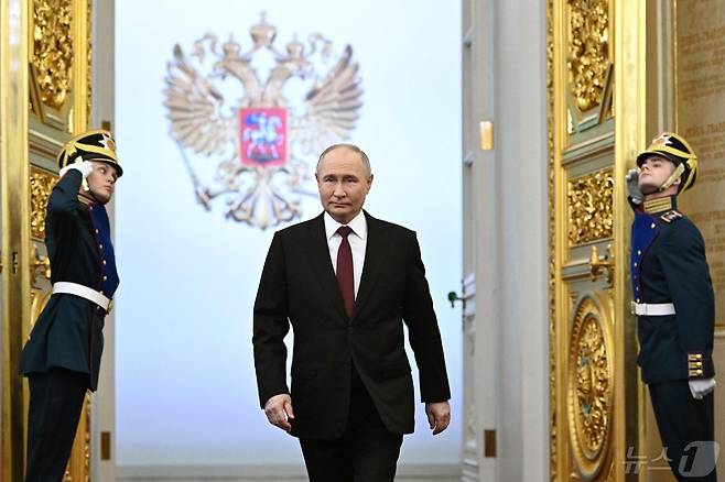 크렘린궁 취임식장에 들어서고 있는 푸틴. ⓒ AFP=뉴스1 ⓒ News1 김성식기자