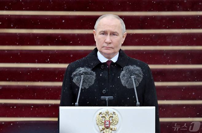 푸틴이 취임식을 마친 뒤 의장대를 사열하고 있다. ⓒ 로이터=뉴스1 ⓒ News1 우동명 기자