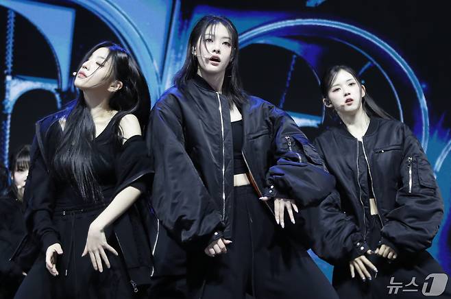 그룹 트리플에스(tripleS)가 8일 오후 서울 광진구의 예스24라이브홀에서 가진 정규 앨범 'ASSEMBLE24(어셈블24)' 쇼케이스에서 타이틀곡 'Girls Never Die(걸스 네버 다이)'를 선보이고 있다. 2024.5.8/뉴스1 ⓒ News1 권현진 기자
