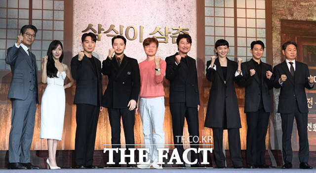 배우 유재명 티파니 영 서현우 변요한, 신연식 감독, 배우 송강호 진기주 오승훈 주진모(왼쪽부터)가 8일 오전 서울 강남구 그랜드 인터컨티넨탈 서울 파르나스에서 열린 디즈니+ 새 오리지널 시리즈 '삼식이 삼촌' 제작발표회에 참석해 포즈를 취하고 있다. /이새롬 기자
