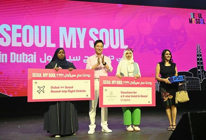 6일(현지시간) 두바이에서 열린 'Seoul My Soul in Dubai' 럭키드로우 당첨자와 오세훈 서울시장.[사진출처=서울시]