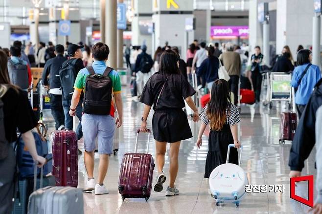 인천국제공항 제1여객터미널을 찾은 여행객들로 붐비고 있다. 사진=강진형 기자aymsdream@