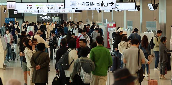지난 3일 오전 서울 강서구 김포공항 김포공항 국내선청사가 여행객들로 붐비고 있다./뉴스1