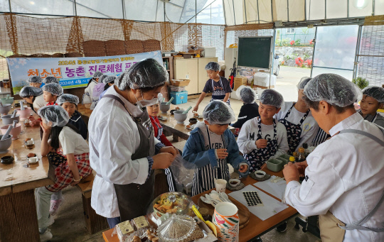 홍성군 농업기술센터에서 운영하는 농촌체험 프로그램에 참여하고 있는 어린이들. 홍성군 제공.