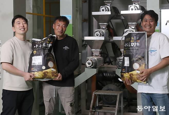 경북 의성군에서 만난 이성열 씨(오른쪽)가 의성 특산품인 마늘 껍질로 만든 비료로 재배한 쌀을 들어
 보이고 있다. 영주·의성=변영욱 기자 cut@donga.com