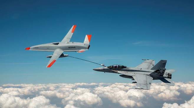 무인공중급유기 스팅레이(MQ-25A)가 2021년 8월 미 현지에서 F/A-18 슈퍼호닛 전투기에 급유관을 연결해 공중급유를 하고 있다.  출처 미 해군 홈페이지