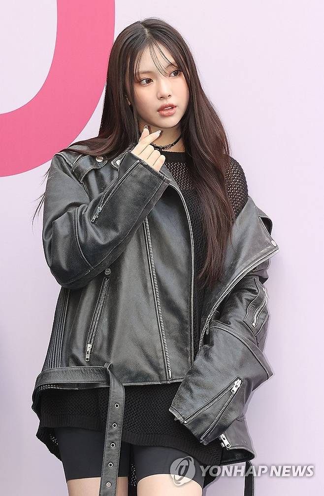 포즈 취하는 혜인 (서울=연합뉴스) 이재희 기자 = 그룹 뉴진스의 혜인이 1일 오후 서울 중구 동대문디자인플라자에서 열린 2024 F/W 서울패션위크 '줄라이칼럼' 포토월 행사에서 포즈를 취하고 있다. 2024.2.1 scape@yna.co.kr (끝)