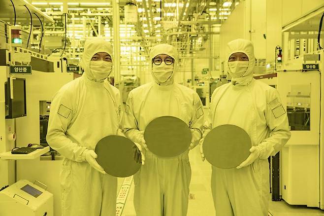 삼성전자가 2022년 세계 최초로 게이트올어라운드(GAA) 기술을 적용한 3나노 파운드리 공정 기반의 초도 양산을 시작하며 기념촬영을 하고 있다. 삼성전자 제공