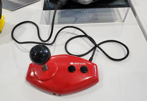 오랜만에 보는 대우 재믹스 오리지널 스틱. 람보르기니 자체가 원칩 MSX 기반이기 때문에 옛날 스틱이 그대로 대응된다