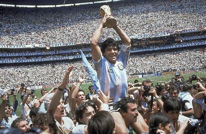 디에고 마라도나가 1986년 멕시코 월드컵에서 우승컵을 들어 올리고 있는 모습. AP 연합뉴스
