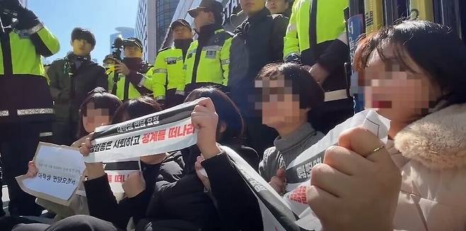 한국대학생진보연합(대진연) 회원들이 지난 3월 9일 서울 영등포구 국민의힘 당사 앞에서 ‘이토 히로부미’ 미화 발언으로 논란을 일으킨 성일종 의원의 사퇴를 촉구하며 연좌농성을 하고 있다. 대진연 유튜브 갈무리
