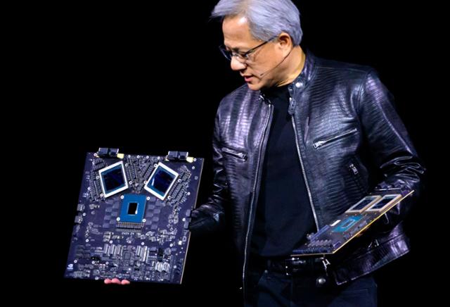 젠슨 황 엔비디아 최고경영자(CEO)가 지난 3월 미국 캘리포니아주 새너제이에서 열린 인공지능 콘퍼런스 'GTC 2024'에서 인공지능 칩 신상품을 선보이고 있다. 연합뉴스