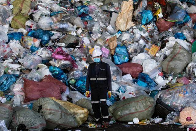 코로나19 팬데믹 시기였던 2020년 10월 19일 경기 용인시 처인구 재활용쓰레기처리장 모습. 당시에는 사회적 거리두기로 배달 음식 등 일회용품 사용이 늘면서 분리배출이 되지 않은 재활용 폐기물도 급증했습니다. 코리아타임스 자료사진