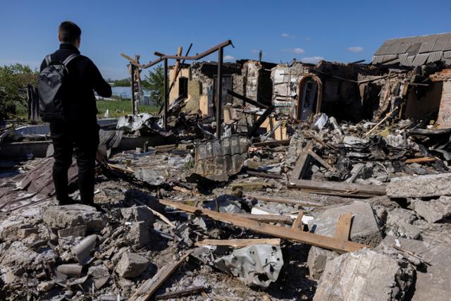 8일 한 남성이 우크라이나 서부 크라실리우에서 러시아의 공습으로 무너진 건물 잔해를 바라보고 있다. 크라실리우=로이터 연합뉴스