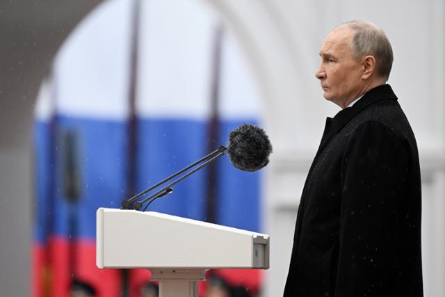 블라디미르 푸틴 러시아 대통령이 7일 러시아 모스크바 크렘린궁에서 열린 취임식을 마친 후 의장대를 사열하고 있다. 모스크바=AP 뉴시스