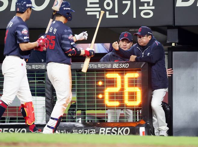 <yonhap photo-4475=""> 고승민 마중하는 김태형 감독 (광주=연합뉴스) 조남수 기자 = 27일 광주기아챔피언스필드에서 열린 프로야구 롯데 자이언츠와 KIA 타이거즈의 경기. 롯데 김태형 감독이 6회에 솔로홈런을 치고 들어오는 고승민을 마중하고 있다. 2024.3.27 iso64@yna.co.kr/2024-03-27 20:30:27/ <저작권자 ⓒ 1980-2024 ㈜연합뉴스. 무단 전재 재배포 금지, AI 학습 및 활용 금지></yonhap>