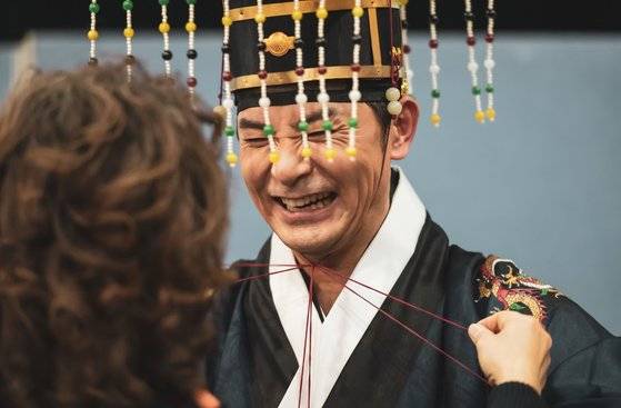 김창옥은 지난 2021년 ‘한중일 전통의상 패션쇼’에서 면류관을 쓰고 무대에 섰다. 조금이라도 균형이 무너지면 구슬이 자꾸 눈을 찌르는 면류관이 그의 인생과 닮았다고 생각했다. [사진 김창옥]