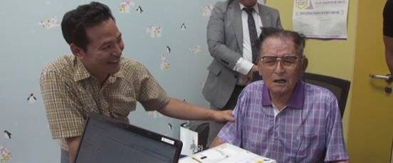 김창옥은 지난 2020년 아버지와의 첫 '대면'을 위해 다큐멘터리 '들리나요?'를 찍었다. 오른쪽이 이젠 고인이 된 그의 아버지. [영화 '들리나요?' 캡처]