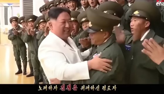북한의 선전용 노래 '친근한 어버이'라는 제목의 영상. 사진 BBC
