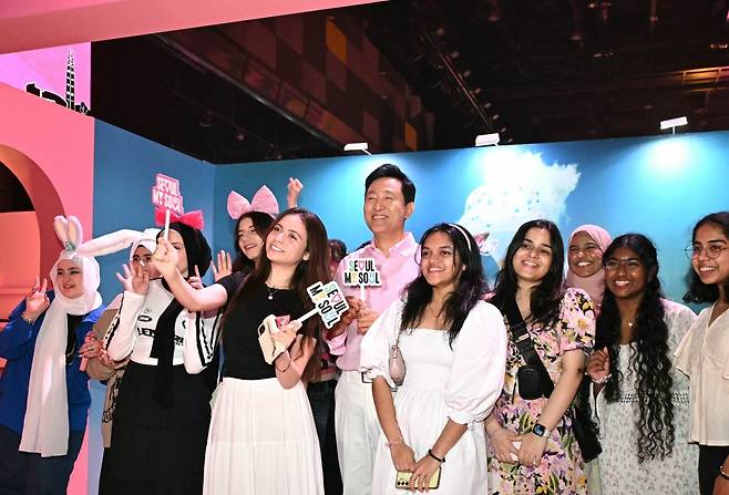 6일(현지 시각) '서울 마이소울 인 두바이' 행사장을 찾은 관람객과 '서울 마이소울'을 외치는 오세훈 서울시장. / 사진=서울시