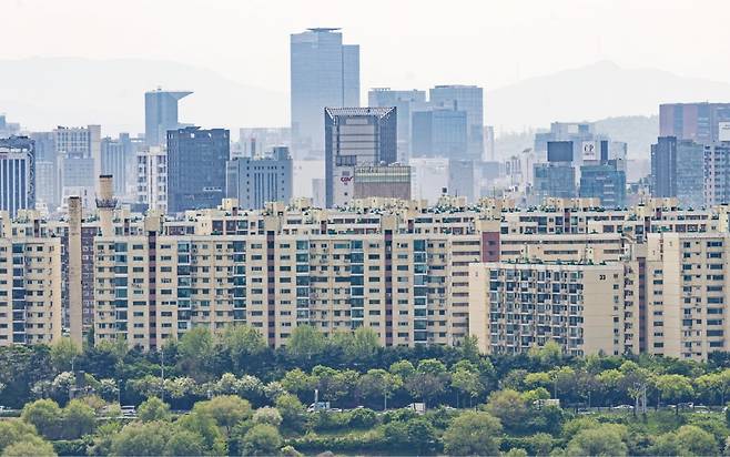 서울 아파트값이 상승 흐름을 이어가고 있는 가운데 강남 3구(강남·서초·송파구)의 아파트 매수심리가 큰 폭으로 개선된 것으로 나타났다.  뉴스1