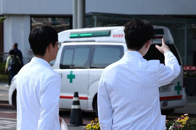 서울 시내 대형병원에서 의료진이 이동하고 있다. 사진=뉴스1