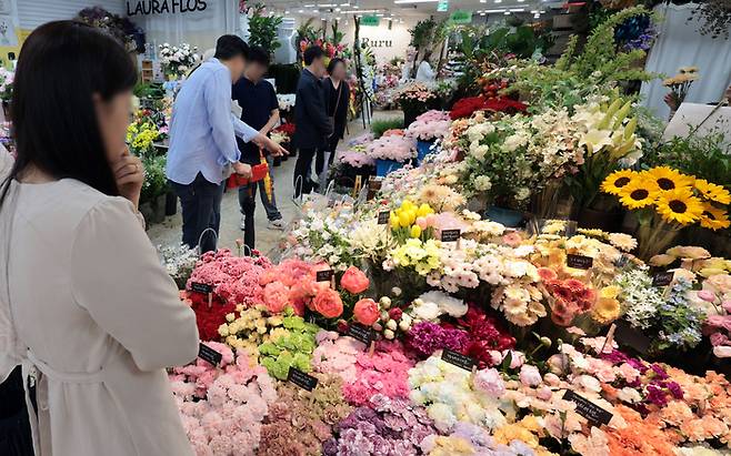 어버이날을 이틀 앞둔 6일 서울 서초구 양재꽃시장에서 시민들이 카네이션을 고르고 있다. 연합뉴스