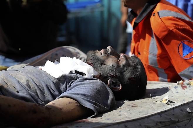 이스라엘군 폭격으로 크게 다친 팔레스타인 남성이 7일(현지시간) 가자지구 라파 난민촌 쿠웨이트병원으로 이송되고 있다. AP연합뉴스