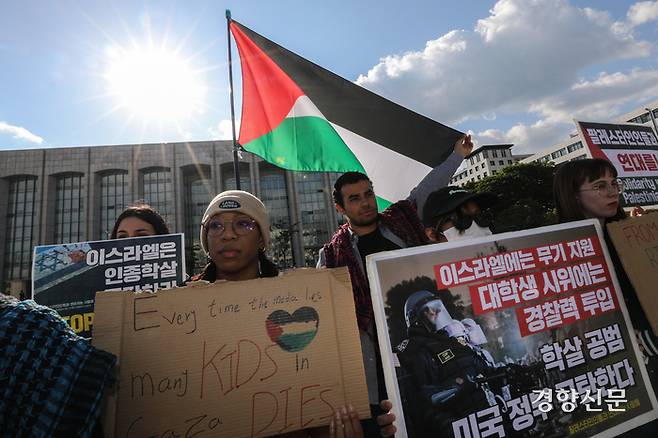 ‘팔레스타인에 연대하는 연세대 학생 행동’ 회원들이 8일 서울 서대문구 연세대학교 학생회관 앞에서 열린 기자회견에서 팔레스타인 지지를 호소하고 있다. 성동훈 기자