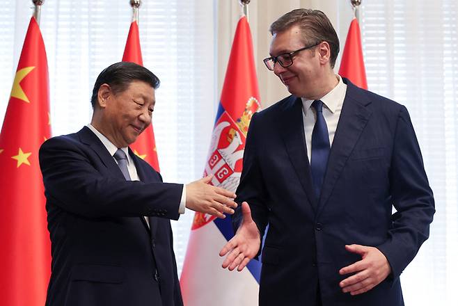 시진핑 중국 국가주석과 알렉산드르 부치지 세르비아 대통령이 8일 베오그라드에서 악수를 나누고 있다./로이터연합뉴스
