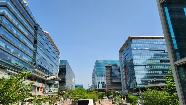 정부가 지난 1일 게임산업진흥계획을 내놨지만 게임업계는 여전히 규제 일색인 현행법에 아쉬운 목소리를 내고 있다. 게임사들이 밀집해있는 경기도 성남 판교 번화가 모습.