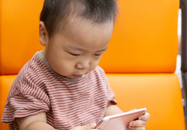 한 아동이 스마트폰을 사용하고 있는 모습. 하이패밀리 제공