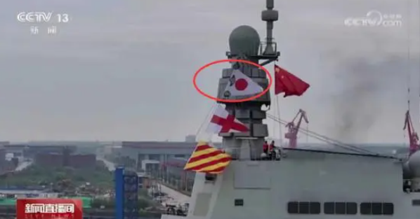 중국의 세 번째 항공모함 푸젠함에 게양된 선박신호기. 도안이 일장기와 비슷하다. CCTV캡처