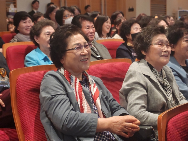 새생명축제 참석자들이 김창옥 김창옥아카데미 대표의 강연을 듣고 있다.