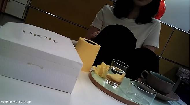 ▲김건희 여사가 명품 가방인 디올백을 받고 있는 장면. 사진=서울의소리 영상 갈무리