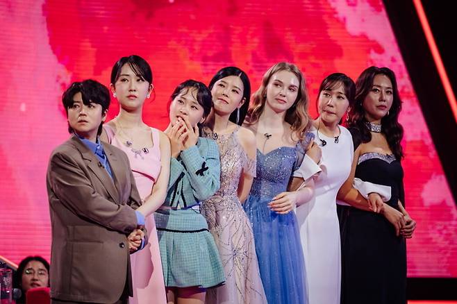 7일 방영된 MBN ‘한일가왕전’에서 한국 팀 가수들이 경연 점수 발표를 기다리고 있다.  MBN